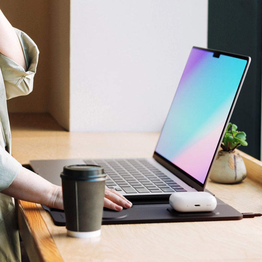 PowerDesk Sleeve – Slim Laptop Case med Trådløs Opladningsfunktion