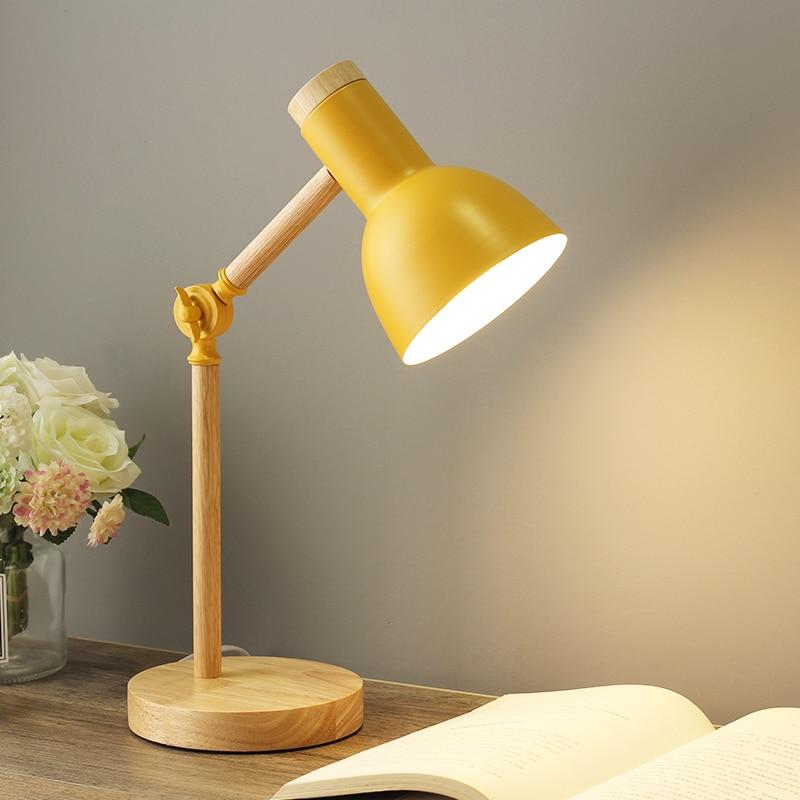 Nordisk Træbordlampe – Drejelig Hoved & Moderne LED-teknologi