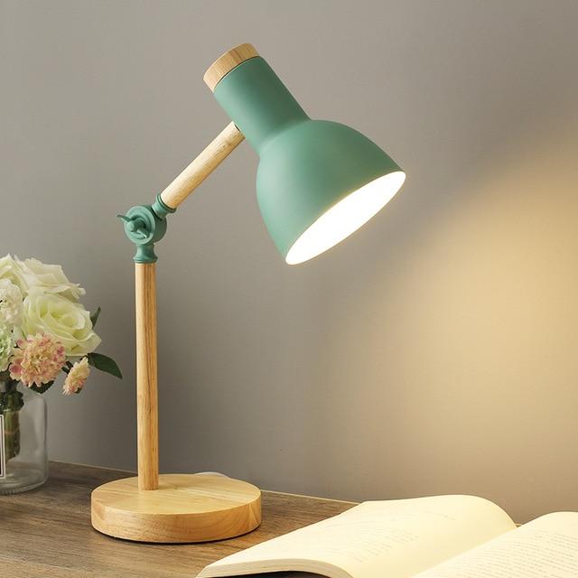Nordisk Træbordlampe – Drejelig Hoved & Moderne LED-teknologi