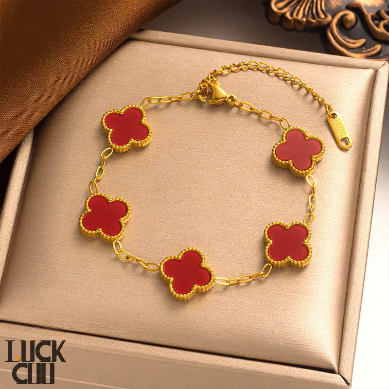 Liora Kløver Charms Armbånd Med Fire Blomster Charms I Guldbelagt Rustfrit Stål