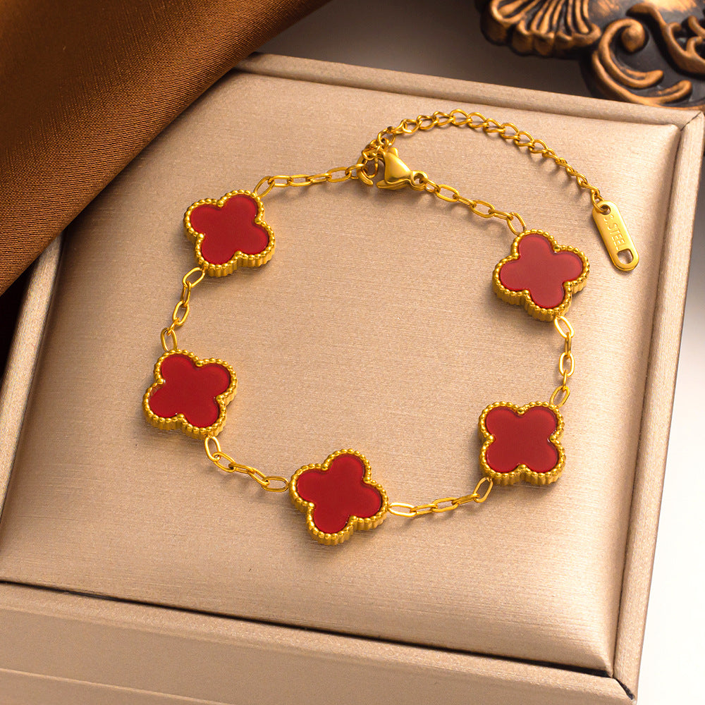 Liora Kløver Charms Armbånd Med Fire Blomster Charms I Guldbelagt Rustfrit Stål
