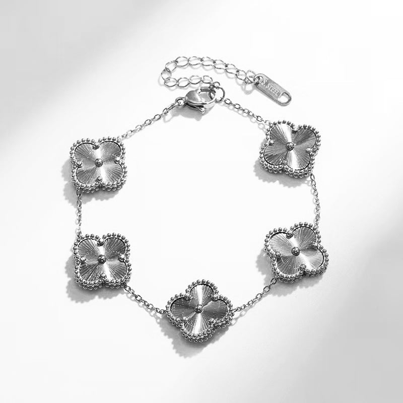 Liora Kløver Charms Armbånd Med Fire Blomster Charms I Guldbelagt Rustfrit Stål